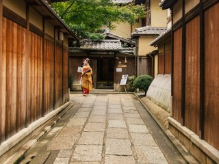 Seorang turis berpakaian seperti geisha diujung jalan Jalan Ishibe