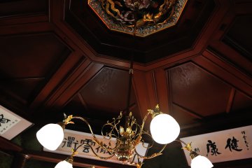 <p>Looking up at the second floor ceiling of &#39;Gokin-do Hall&#39;. There is a brilliant carving of Phoenix on the ceiling.</p>