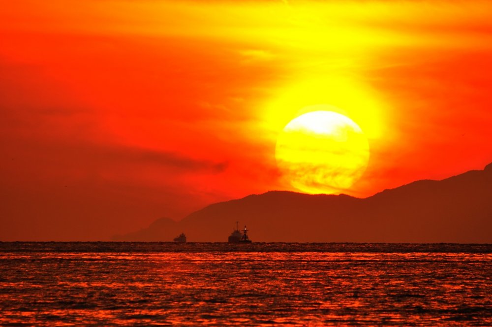小豆島に沈む真っ赤な太陽