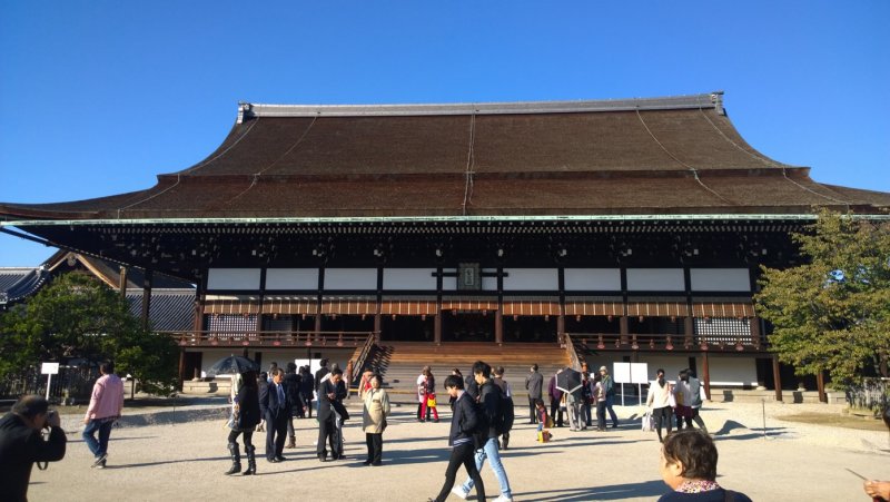 <p>พระตำหนัก Shishinden อาคารหลักที่สำคัญที่สุดอันเป็นหัวใจของพระราชวังหลวงเกียวโต ซึ่งที่นี่ก็คือที่ที่ใช้ประกอบพระราชพิธีอันสำคัญอย่างเช่นพิธีราชาภิเษกเป็นต้น อาคารเก่าแก่นี้สร้างด้วยไม้อย่างประณีตงดงาม มีบัลลังก์สำหรับพระมหากษัตริย์อยู่ตรงกลางท้องพระโรง สองข้างของตัวอาคารนั้นจะมีต้นไม้ใหญ่โบราณยืนต้นอยู่สองต้น ด้ายขวานั้นก็คือต้นซากุระ ส่วนด้านซ้ายนั้นก็คือต้นส้มแมนดาริน และโดดเด่นด้วยลานหินสีขาวด้านหน้าที่มีการวาดลวดลายแบบเซ็นไว้ด้วย</p>