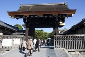 ประตู Gishumon Gate อันเป็นประตูทางเข้าสู่พระราชวังชั้นในสำหรับนักท่องเที่ยวที่มาเยือนพระราชวังเกียวโต