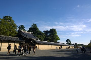 <p>ประตู Kenreimon Gate ประตูพระราชวังด้านหน้าสุดที่จะเข้าสู่ตัวพระราชวังเกียวโตชั้นใน ซึ่งประตูนี้เก่าแก่และงดงามด้วยงานไม้โบราณ โดดเด่นด้วยกำแพงพระราชวังที่ยาวเหยียดล้อมรอบโดยรอบ</p>