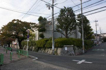 <p>ภาพของ&nbsp;Ibaraki Kasugaoka Church (Church of the Light) ภายนอกที่ตั้งอยู่บริเวณหัวมุมถนนของชุมชนเล็กๆ ในเมืองอิบารากิอันแสนสงบ</p>