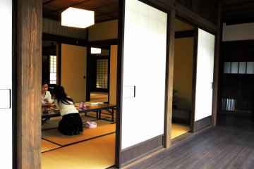<p>Two girls were taking a rest at a table on the tatami-mat floor</p>