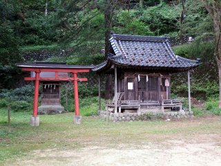 稲荷神社の隣に柳廼社の古い拝殿が遺されている