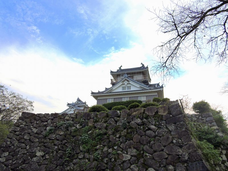 '천공의 성'으로도 알려진 에치젠 오노 성 1년에 몇 번 오노시가 안개에 싸여 있을 때 그 성은 마치 하늘에 떠 있는 것처럼 보인다