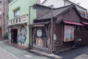 <p>These stores really stand &#39;cheek-to-cheek&#39;, with each store often displaying unrelated murals</p>