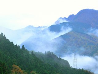 小雨模様の天候　山の稜線を霧が覆う