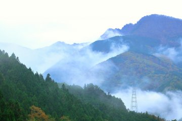 <p>小雨模様の天候　山の稜線を霧が覆う</p>