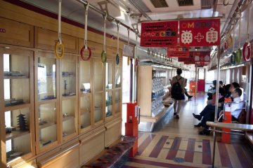 <p>ภายในขบวน Omocha Train มีตู้โชว์ของเล่นบนรถไฟด้วย แล้วก็มีของเล่นหยอดเหรียญกาจะปองอยู่ในขบวนรถไฟให้คุณได้หยอดเพื่อลุ่นของเล่นที่จะได้อีกด้วย</p>