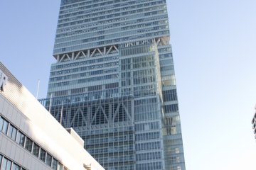 <p>โฉมหน้าของตึก Abeno Harukas ซึ่งออกแบบเป็นสถาปัตยกรรมยุคใหม่ที่สวยงาม และปัจจุบันมันยังสามารถครองแชมป์ตึกที่สูงที่สุดในซี่ปุ่นมาครองอีกด้วย</p>