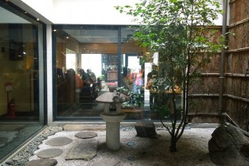 <p>สวนญี่ปุ่นใจกลางร้านอันเป็นเอกลักษณ์อย่างหนึ่งของร้านอาหารหรือคาเฟ่ในสไตล์เกียวโตนั่นเอง</p>