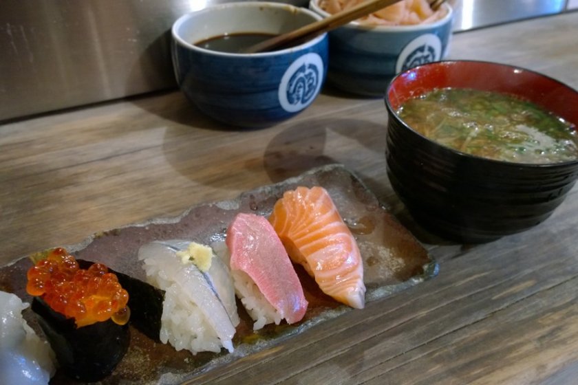 Omakase Course ที่มาพร้อมน้ำซุปสูตรพิเศษปรุงอร่อยร้อนๆ จากทางร้าน ซึ่งเข้ากันได้ดีกับซูชิในตำรับ Tsukami Sushi ซึ่งเป็นซูชิที่ทำจากข้าวร้อน ละลายไขมันที่แทรกในเนื้อปลาได้อย่างกำลังพอเหมาะ เป็นความอร่อยในตำรับเฉพาะตัวที่ร้านนี้คิดค้นขึ้นอีกด้วย