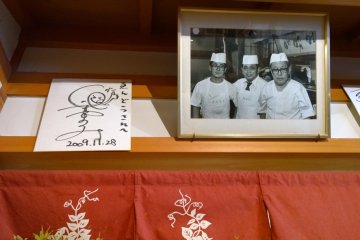 <p>ภาพของพ่อครัวซูชิที่เป็นสุดยอดฝีมือในร้านซึ่งสืบสานกิจการของตระกูลมากว่าร้อยปี ซึ่งร้านซูชิตำรับนี้เปิดบริการเป็นครั้งแรกในปี ค.ศ.1907 โน่นเลยทีเดียว</p>