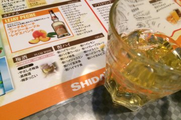 <p>An all-you-can-drink package includes alcoholic beverages, like this umeshu plum wine on the rocks!</p>
