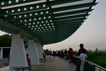 <p>This is an observation deck. From here, you can see the bridge.</p>