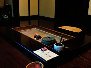 Phòng tôi gồm một phòng chiếu tatami, một căn với lò sưởi trên nền sàn gỗ.
