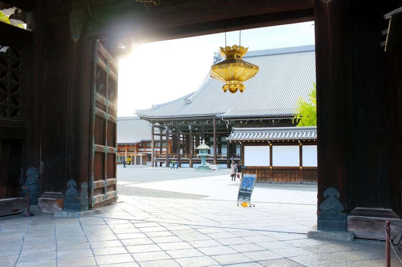 <p>The main entrance of Nishi Honganji Temple</p>
