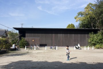 <p>Minamidera โดยศิลปิน James Turrell ที่สร้างความอัศจรรย์ในนิทรรศการศิลปะสื่อผสมนี้ได้อย่างน่าตื่นตะลึงแถมยังเล่นกับประสาทสัมผัสของผู้ชมได้อย่างยอดเยี่ยม แล้วอาคารที่จัดแสดงนี้ก็ยังเป็นสถาปัตยกรรมที่สร้างสรรค์ขึ้นโดย Tadao Ando อีกด้วย</p>

<p></p>