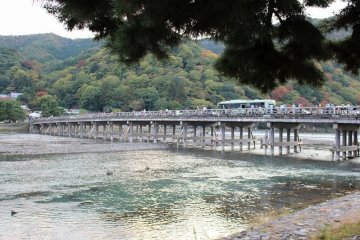 <p>Вид на мост&nbsp;Тогёцукё с реки Сагано</p>