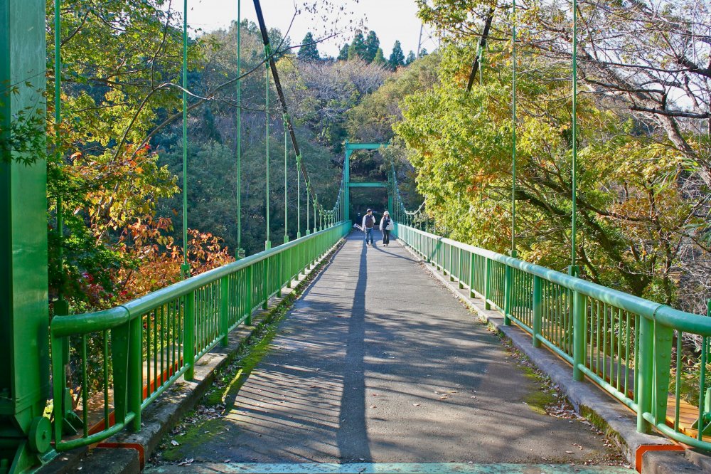 Jembatan Izumi membentang 64,4 meter dan menawarkan pemandangan taman yang luar biasa
