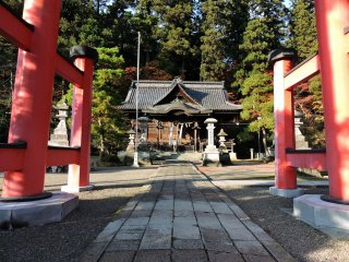 赤鳥居から神社拝殿を眺める