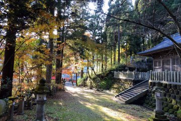 <p>Beautiful pathway from the prayer hall to Mikoshi-Den Hall</p>