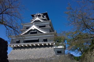 ปราสาทคุมาโมโต้ (熊本城 - Kumamoto Castle) ความงดงามของปราสาทสีดำที่ถือเป็นหนึ่งในสามปราสาทที่ยิ่งใหญ่ที่สุดของญี่ปุ่นเลยทีเดียว&nbsp;