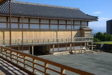 <p>Honmaru Goten Palace ที่บูรณะขึ้นมาใหม่และแล้วเสร็จในปี ค.ศ.2008 ซึ่งเป็นโซนที่พักอาศัยพร้อมรับแขกของผู้ปกครองเมือง สะท้อนให้เห็นความงดงามของศิลปะวัฒนธรรมอันรุ่งเรืองในอดีตได้เป็นอย่างดี&nbsp;</p>