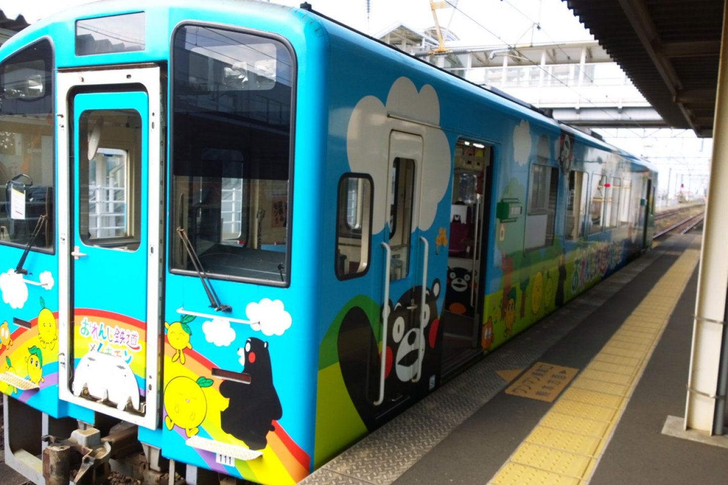 ขบวนคุมามงเป็นหนึ่งในขบวนรถไฟน่ารักๆ ที่วิ่งบริการใน Hisatsu Orange Railway (肥薩おれんじ鉄道) รถไฟสายไร่ส้มที่วิ่งเรียบชายฝั่งทะเลและสวนส้มให้คุณชมทิวทัศน์ริมฝั่งทะเลของเกาะคิวชูอันงดงาม