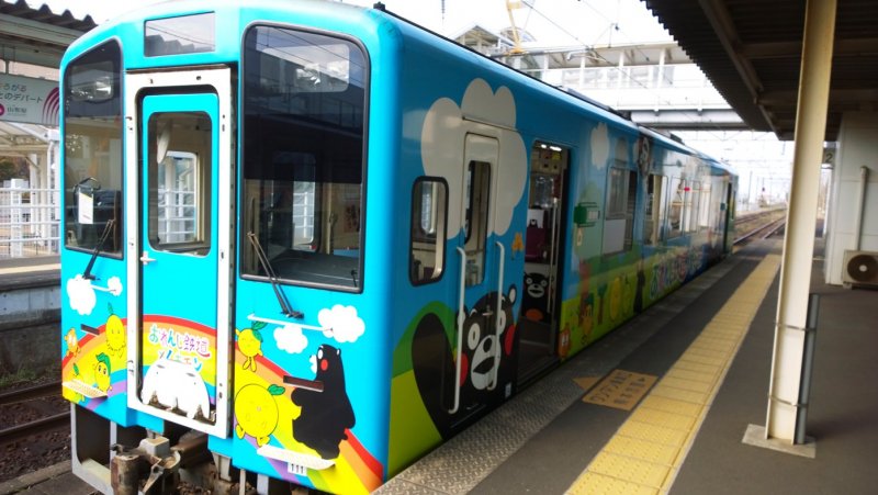 <p>ขบวนคุมามงเป็นหนึ่งในขบวนรถไฟน่ารักๆ ที่วิ่งบริการใน Hisatsu Orange Railway (肥薩おれんじ鉄道) รถไฟสายไร่ส้มที่วิ่งเรียบชายฝั่งทะเลและสวนส้มให้คุณชมทิวทัศน์ริมฝั่งทะเลของเกาะคิวชูอันงดงาม</p>