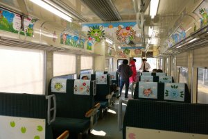 ด้านในขบวนหนึ่งของ&nbsp;Hisatsu Orange Railway (肥薩おれんじ鉄道) ซึ่งรถไฟทุกขบวนนั้นมีการตกแต่งธีมต่างๆ กันไปอย่างน่ารักน่านั่งทีเดียว&nbsp;