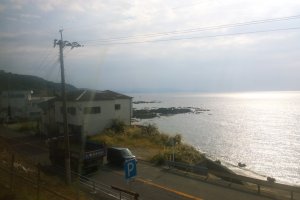 อีกวิวสวยๆ ของชายฝั่งทะเลแถบคิวชูซึ่งมองเห็นจากรถไฟ&nbsp;Hisatsu Orange Railway (肥薩おれんじ鉄道)&nbsp;
