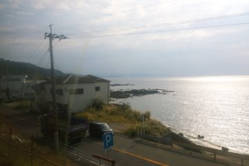 <p>อีกวิวสวยๆ ของชายฝั่งทะเลแถบคิวชูซึ่งมองเห็นจากรถไฟ&nbsp;Hisatsu Orange Railway (肥薩おれんじ鉄道)&nbsp;</p>