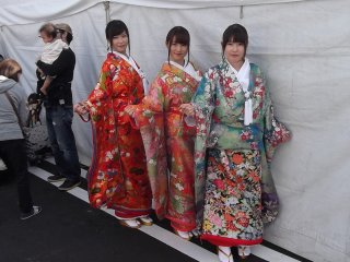 Các cô gái đóng vai con gái của tướng quân Tokugawa Ieyasu đã sẵn sàng lên sân khấu