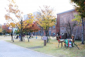 <p>Many visitors bring their kids to relish the Christmas&#39; milieu mix with autumn feel in Noritake&nbsp;Garden</p>