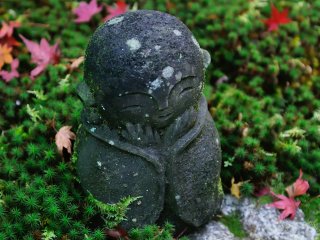 Je me demande combien de visiteurs ont été séduits par cette mignonne statue de Jizō. Il a apaisé mon esprit de manière telle que je voulais presque lui parler et le saluer ! 