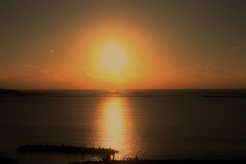 <p>Sunsets on the Sea of Japan.</p>