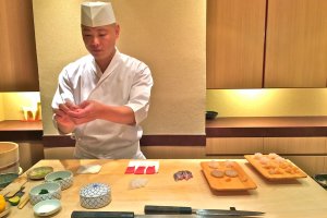 Шеф-повар&nbsp;Хисаёси Ива&nbsp;на работе в&nbsp;Sushi Iwa&nbsp;в Гиндзе, Токио