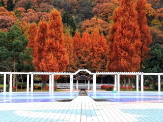 후쿠이시 문화공원은 화려한 하지만 산 기슭에 위치하고 있다