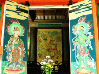 Пагода&nbsp;Сандзё всего лишь в течение одного осеннего месяца распахивает свои двери. Особенно высоко ценятся фрески. Изображение райго, передняя часть и картина шестнадцати архатов.