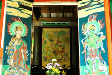<p>Пагода&nbsp;Сандзё всего лишь в течение одного осеннего месяца распахивает свои двери. Особенно высоко ценятся фрески. Изображение райго, передняя часть и картина шестнадцати архатов.</p>