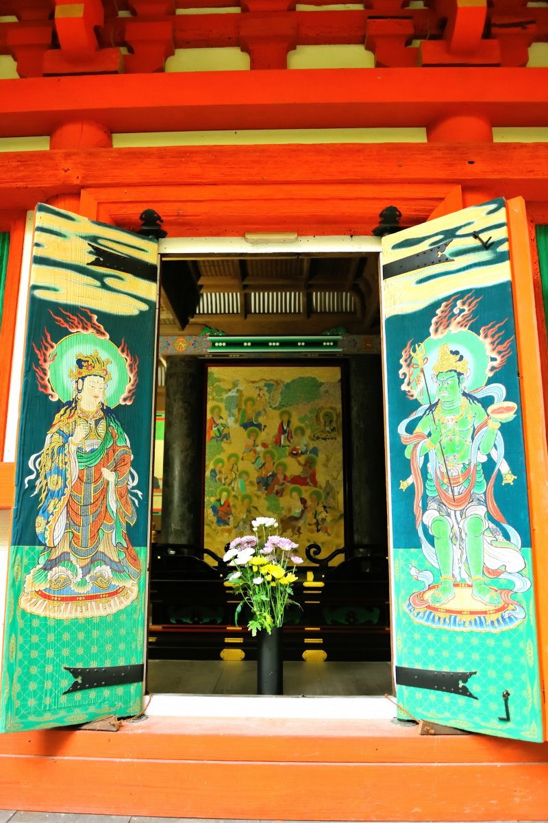 <p>Пагода&nbsp;Сандзё всего лишь в течение одного осеннего месяца распахивает свои двери. Особенно высоко ценятся фрески. Изображение райго, передняя часть и картина шестнадцати архатов.</p>