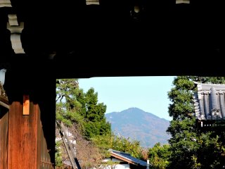  Khu vườn và các tòa nhà được bố trí sao cho không vướng vào khung cảnh núi Hiei 
