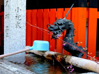 As at many other temples, a dragon presides over the water basin