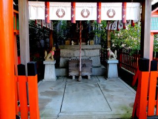 Bên trong khuôn viên đền có một ngôi đền Inari