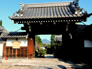 Tennei-ji&#39;s gate is often referred to as the &#39;Picture Frame Gate&#39; because it frames a view of Mount Hiei