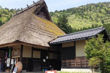 Far from the railways and the freight roads that cross other parts of Japan, it has retained its quiet atmosphere, its charms added by the preservation of thatched houses which are now a hallmark of this village.
