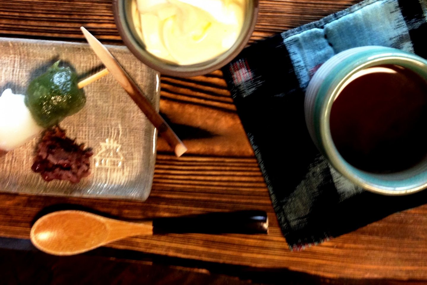 Trois mochi avec de la crème glacée et un kuromame, ou thé noir, dont les graines ont été récoltées localement