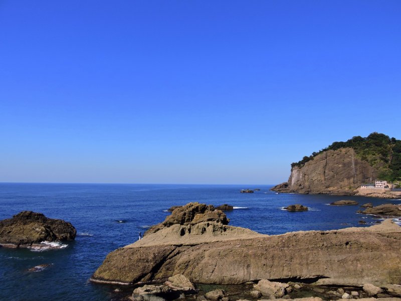 <p>Rocky and beautiful Echizen Beach. Can you see the whitish rock at the edge of the cliff on the right?</p>